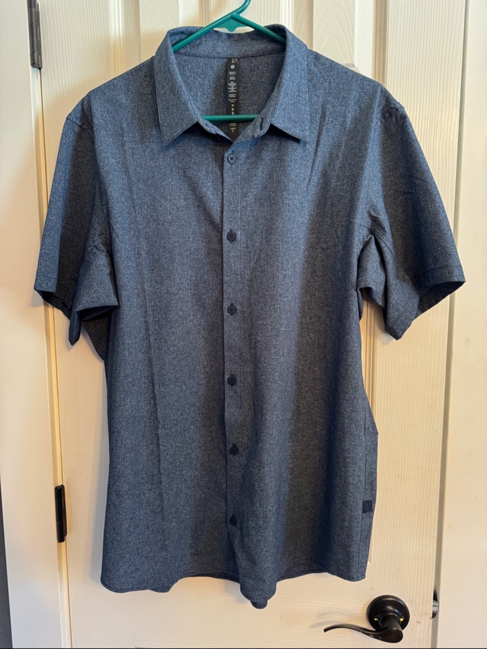 Men’s size XL Lululemon brand short sleeve button up shirt